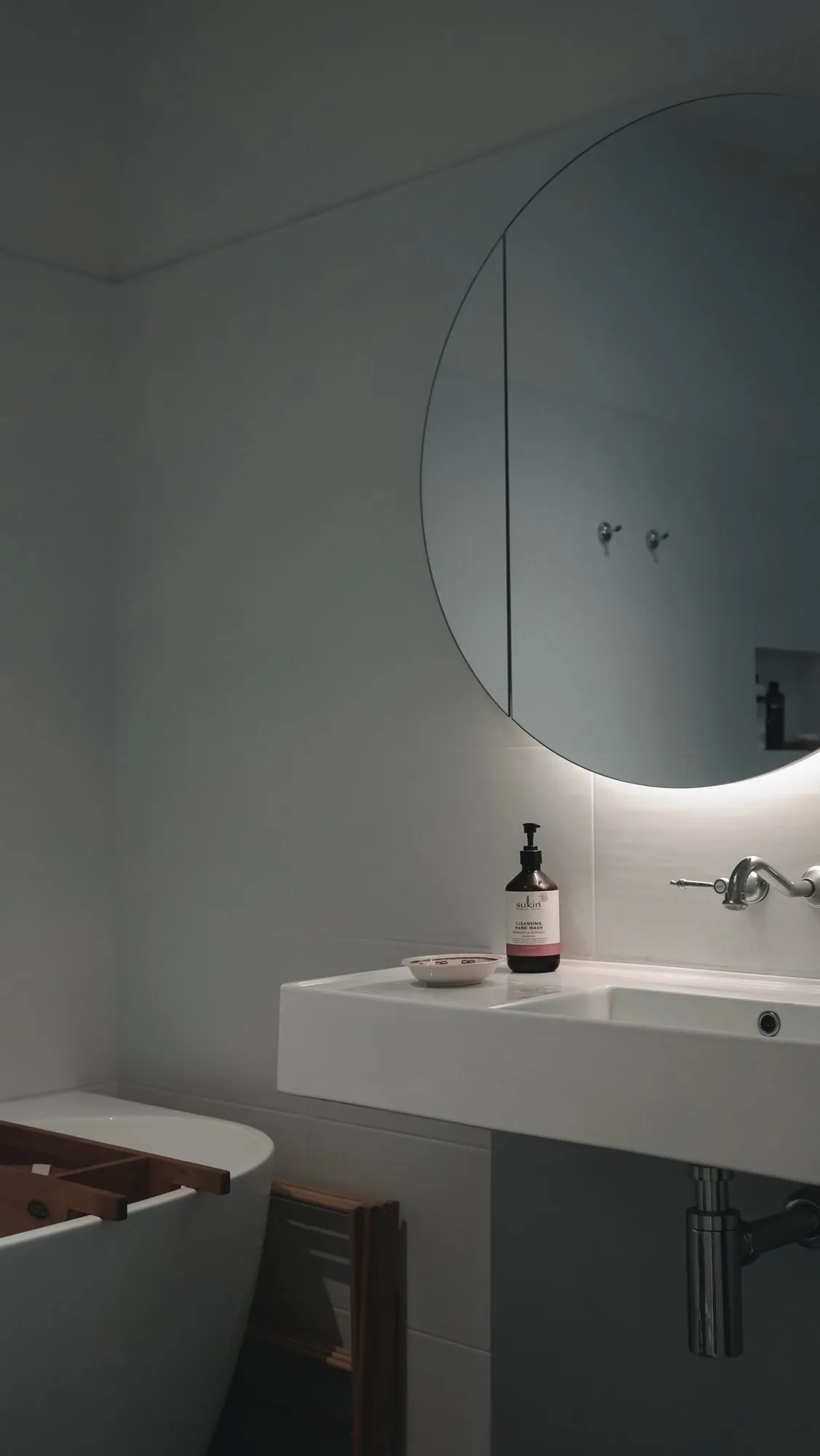 Minimal bathroom with a floating basin