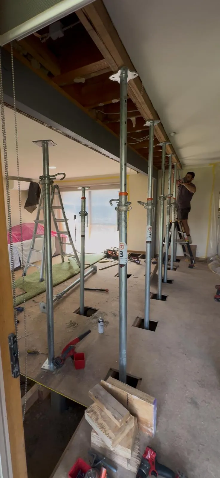 Propping in place during a structural alteration