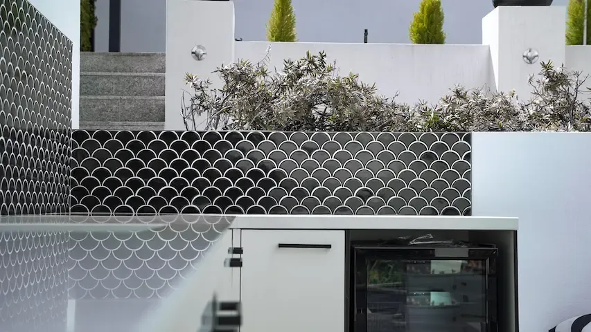 Outdoor kitchen with fish-scale tiling